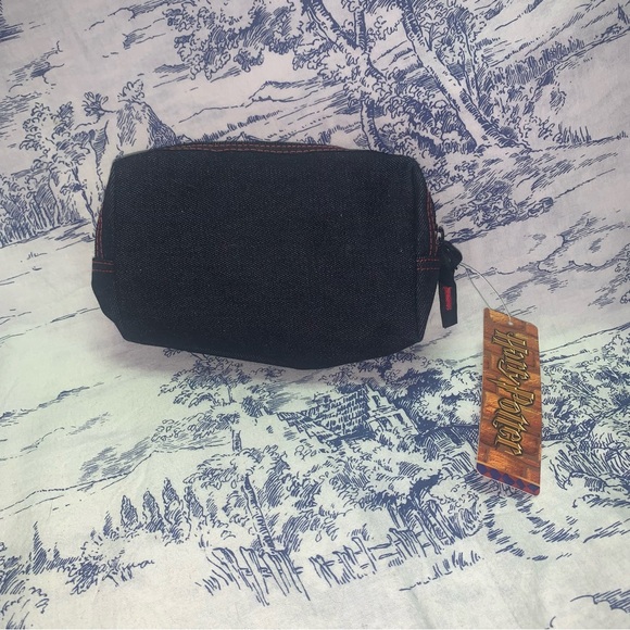 Harry Potter Hogwarts Letter Bi-Fold Wallet And Travel Pouch - Picture 10 of 13